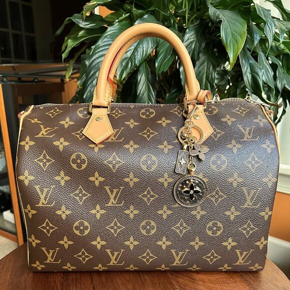 RUSTIC CLOVER Bag Charm Black and Gold Tone - Picture 4 of 9